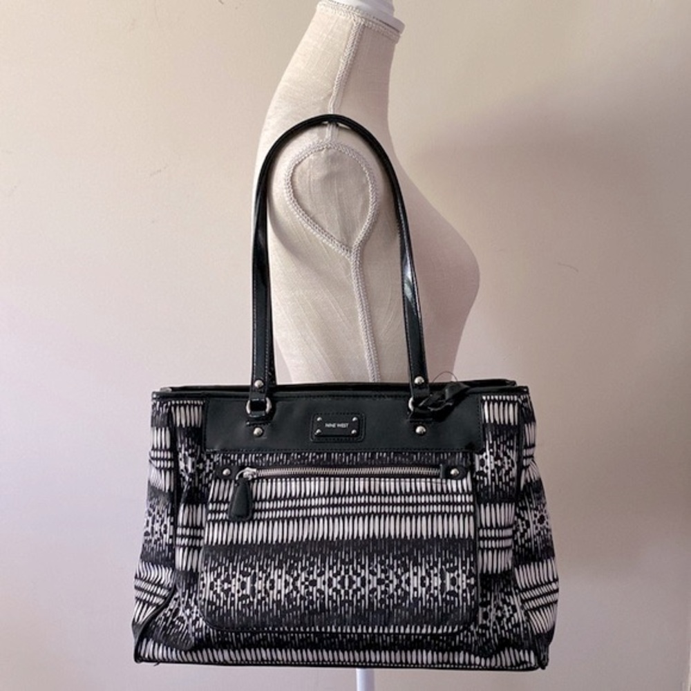 Nine West woman’s large black bag either double straps back / white fabric